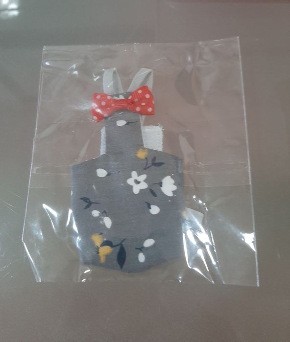 Poleiro e 2 fraldas dá  para agaponis e periquitos  é  lavável