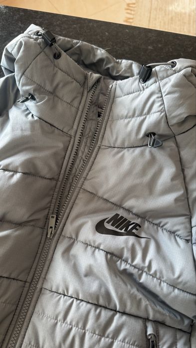 Casaco Nike L acolchoado cinza com capuz