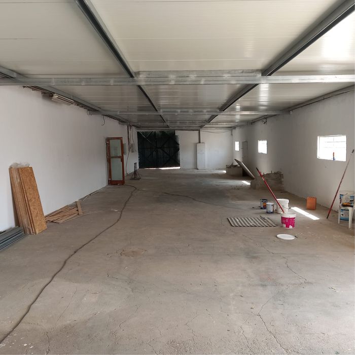 Armazéns para Indústria e Serviços )bem localizado)