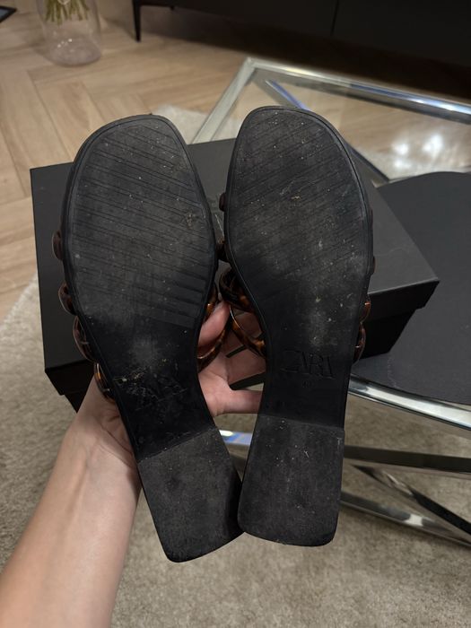 Brązowe klapki Zara