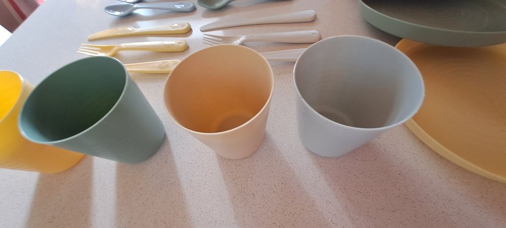 Conjunto pic nic, para 4 pessoas, pratos, copos e  talheres
Usado 1 ve