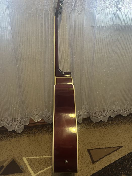 Електропкустична гітара