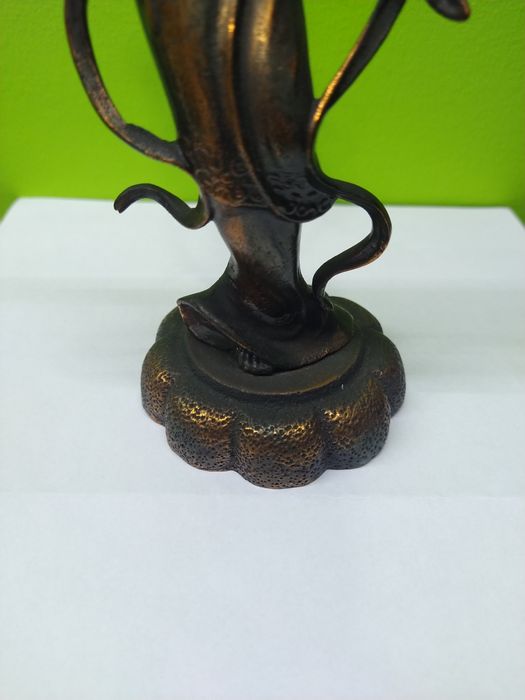 Estatueta antiga em bronze casa quarto apartamento vivenda carro.