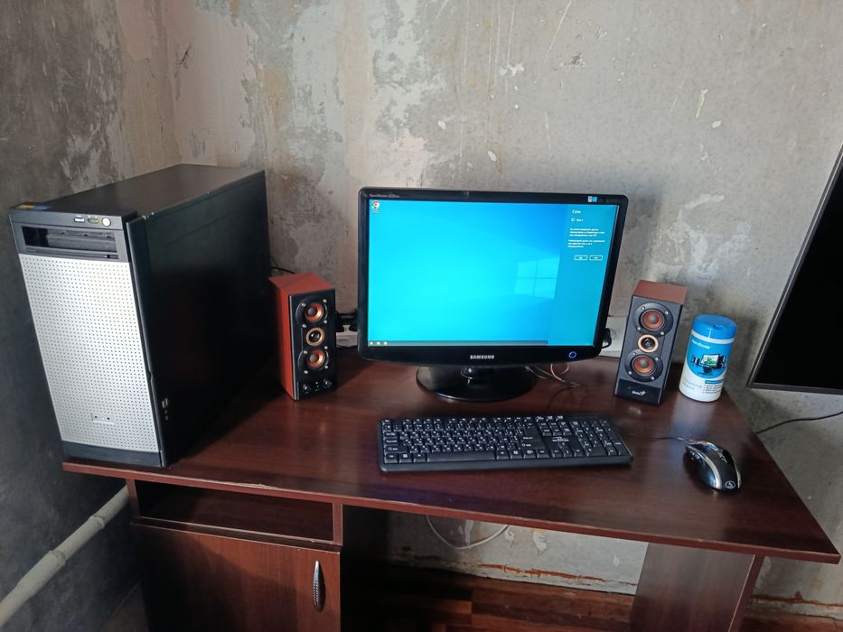 Комп'ютер з монітором, колонками
