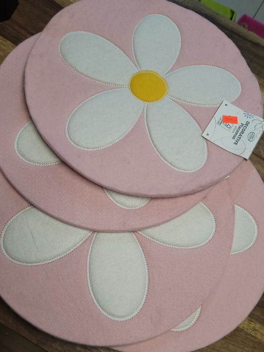 Zestaw 4 sztuk Dekoracyjnych podkładek na stół. Różowe ze stokrotką