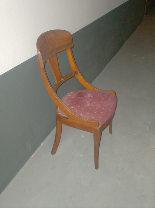 Cadeira antiga  .