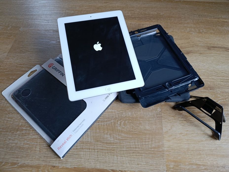 iPad 2 64GB, stacja dokująca + etui pancerne i zwykłe Griffin