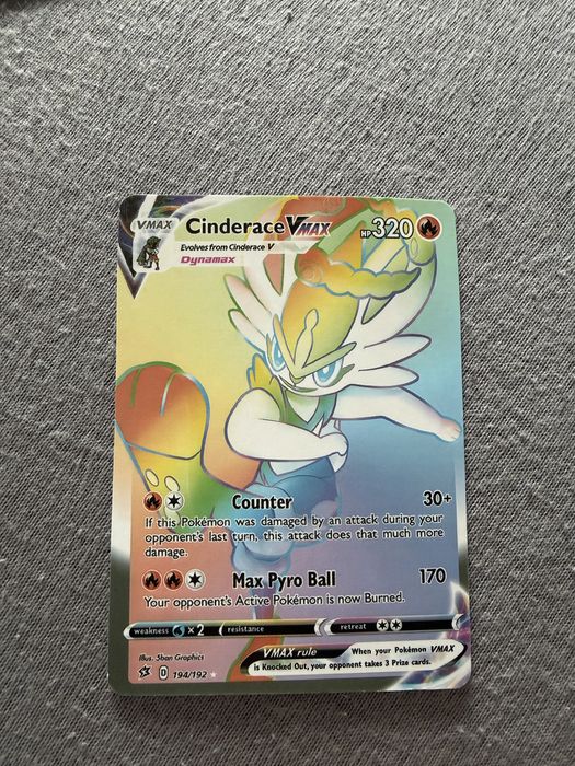 Zestaw kart pokemon.