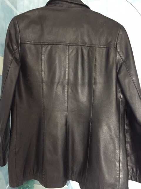 Revivalismo dos Anos 90. Casaco de pele, senhora.