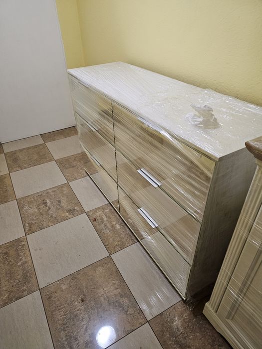 Komoda z lustrzanymi szufladami