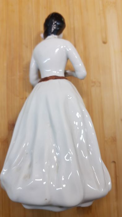 Figurka porcelanowa.