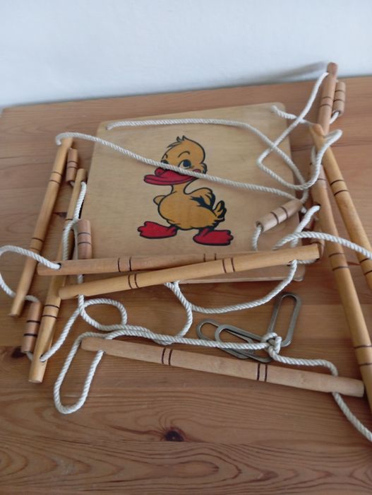 Drewniana huśtawka z czasów PRL-u