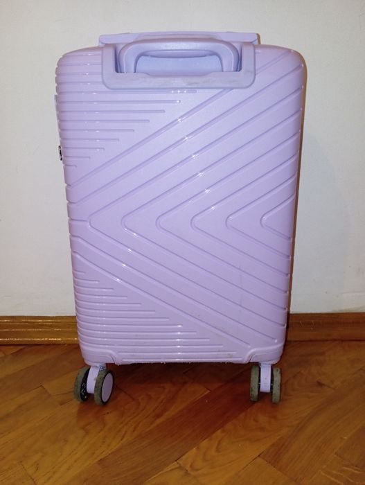 Увага продам валізу стане не новий але ціна 1200 розмір маленький.