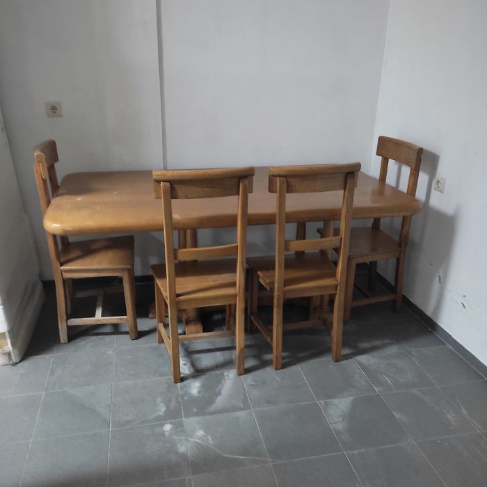 Mesa e cadeiras em castanho maciço