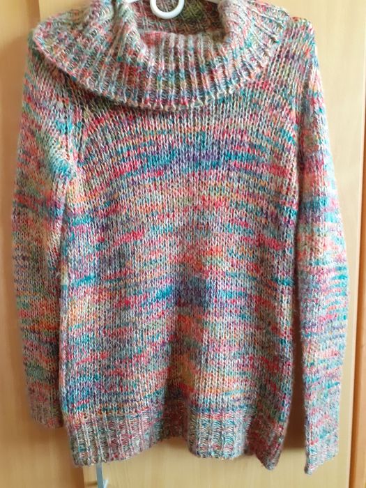 Sweter z golfem kolorowy
