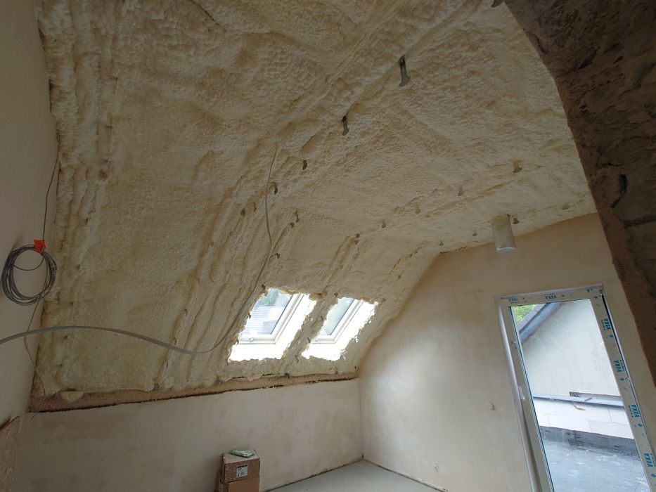 Ocieplanie piana PUR, izolacja pianką poddasza, wdmuchiwanie celulozy