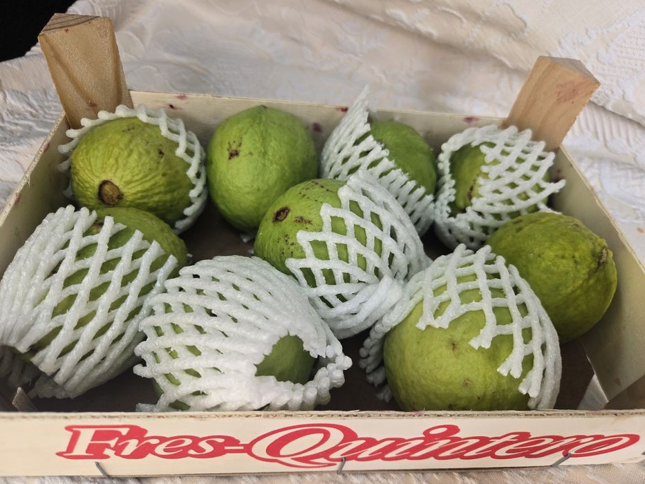 Caixas de goiabas deliciosas para entregas