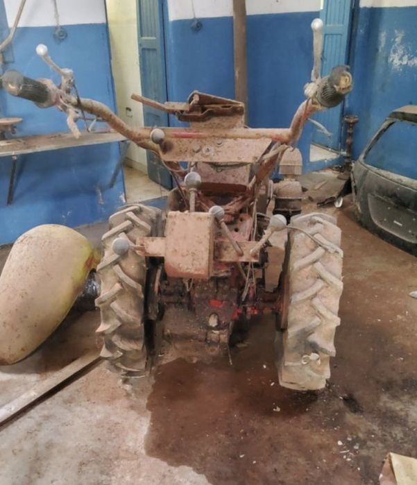 Tractor muito  antigo