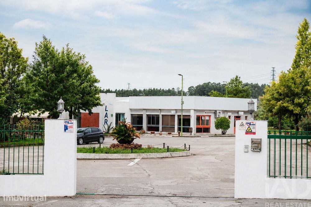 Loja / Estabelecimento Comercial em Sarnadas de Ródão de 2210,00 m2