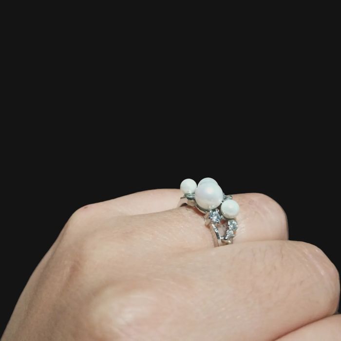 Anel com pérolas e zirconias