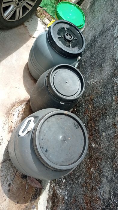 Três barricas plástico