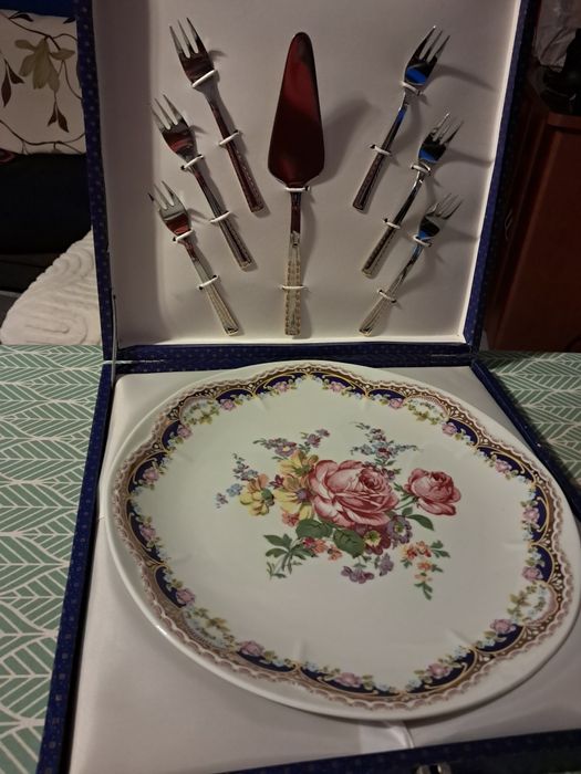 Prato de bolo com seis garfos e faca