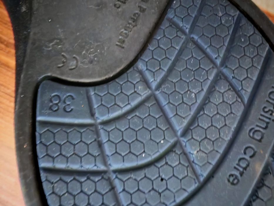 Um par de sandálias e uns sapatos de senhora