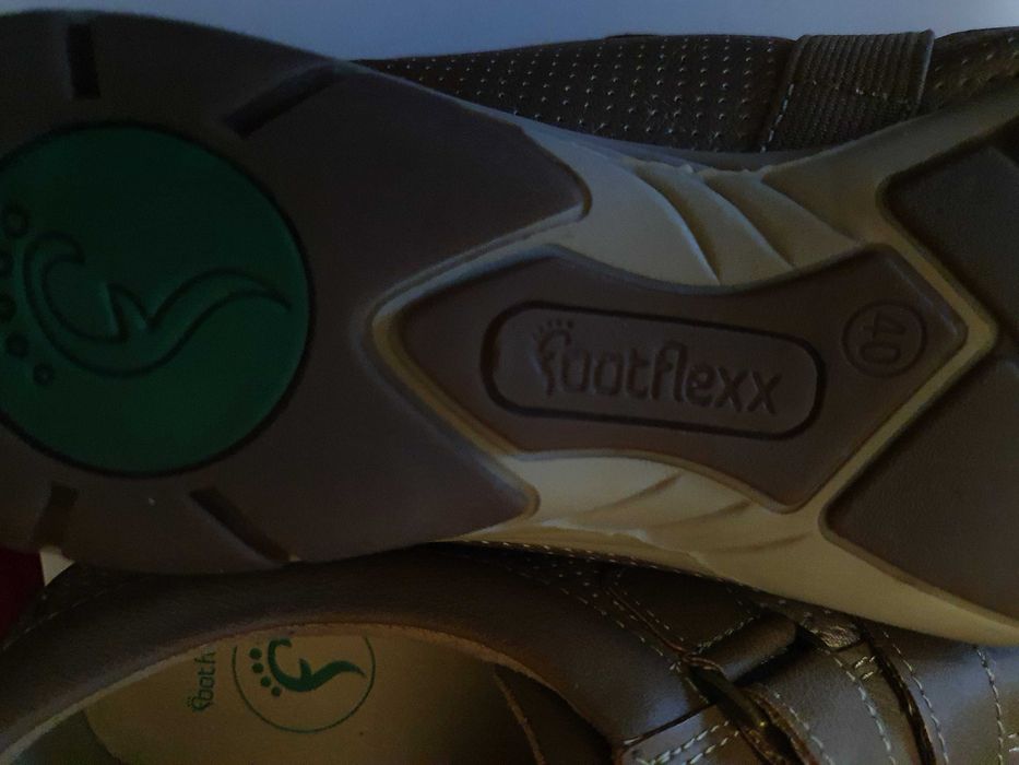 Новые женские кроссовки из натуральной кожи  FOOT FLEXX.