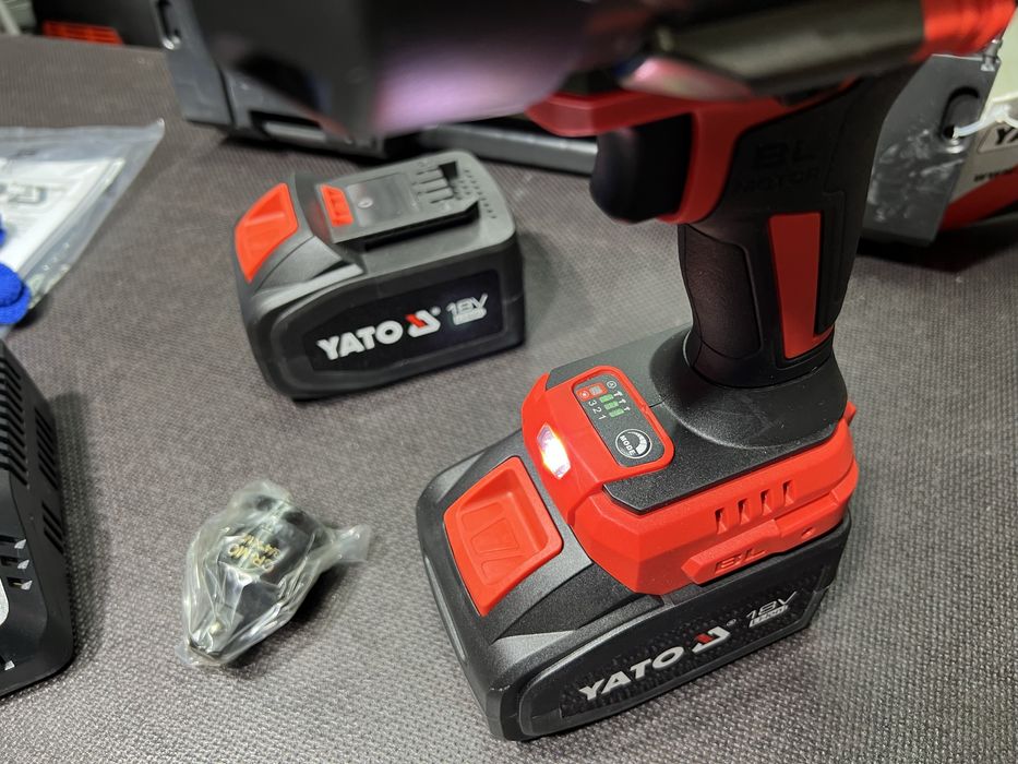 Гайковерт аккумуляторный бесщеточный YATO YT-828074 Комплект
