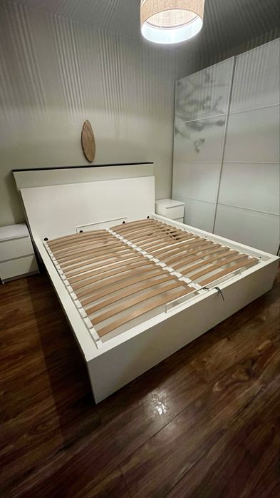 Łóżko z pojemnikiem na pościel 180х200