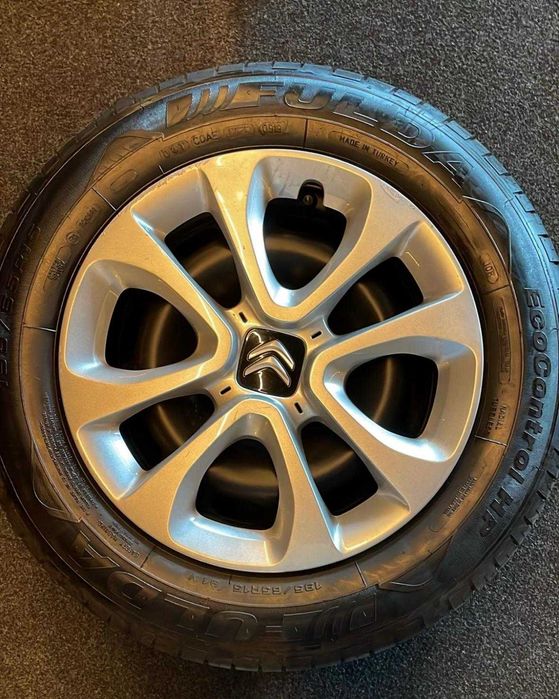 4 pneus 195/65 R15 para Citroën em bom estado com tampões – 150€