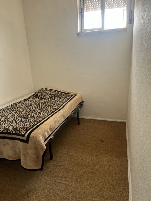 Alugo quarto em T2