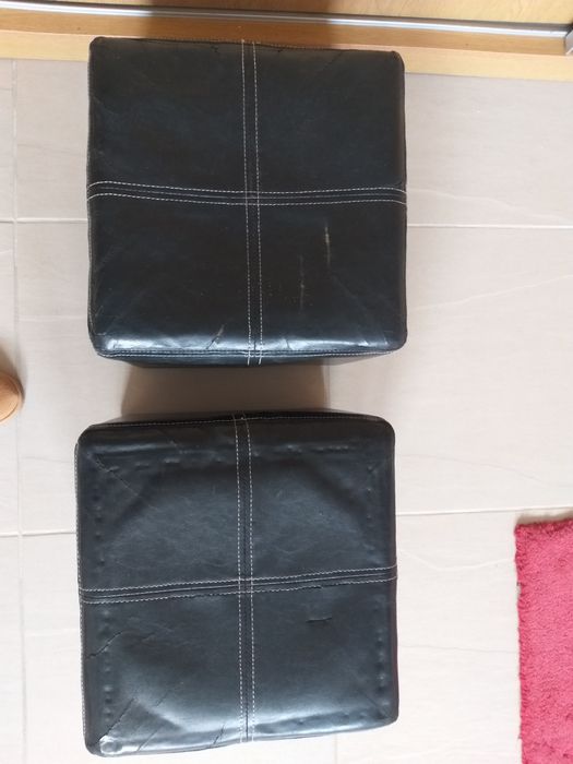Dois Pufs pretos tipo banco