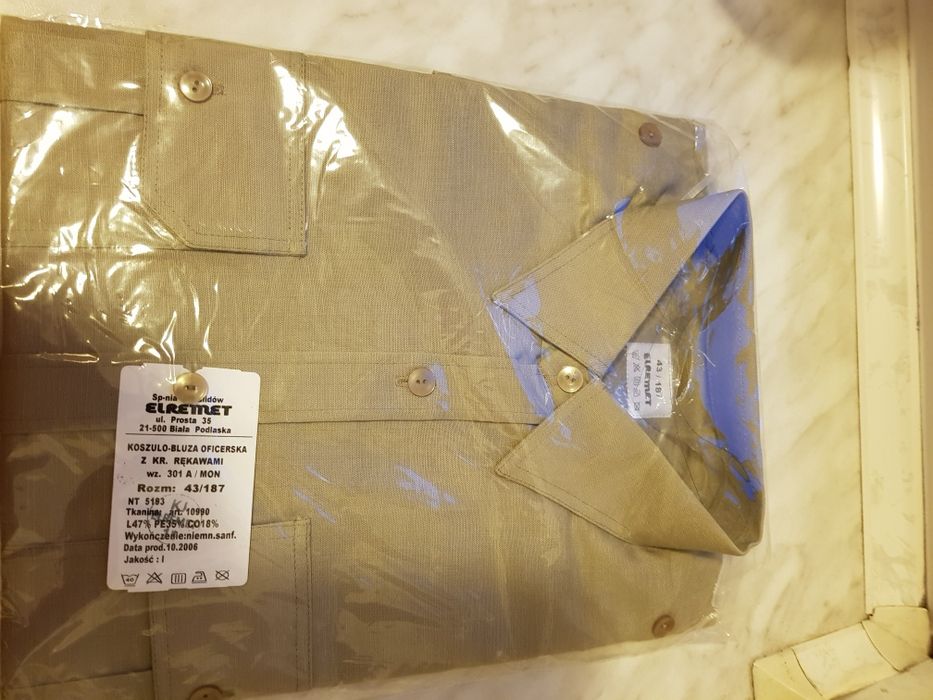Koszula z krótkimi rękawami khaki.