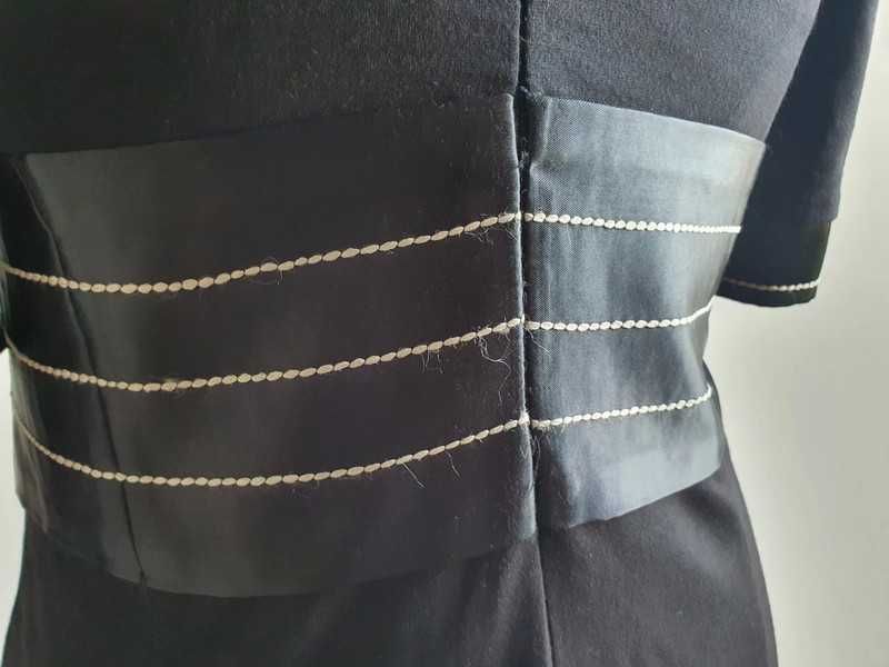 Świetna sukienka z ozdobnym pasem