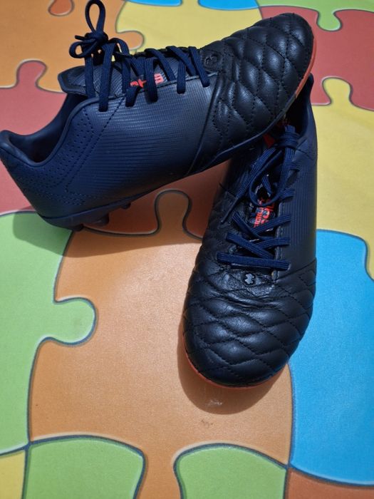 Chuteira com cravos Kipsta número 35 /22cm