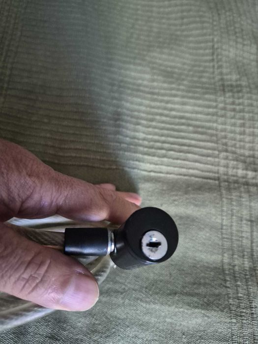 Cabo com cadeado para prender bicicleta.
