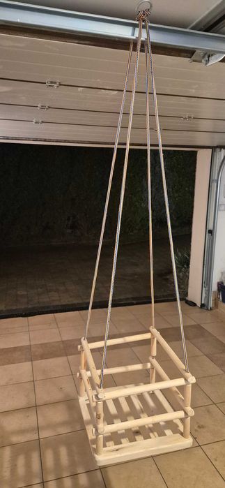 Drewniana huśtawka dla dziecka – regulowane boki, łatwy montaż