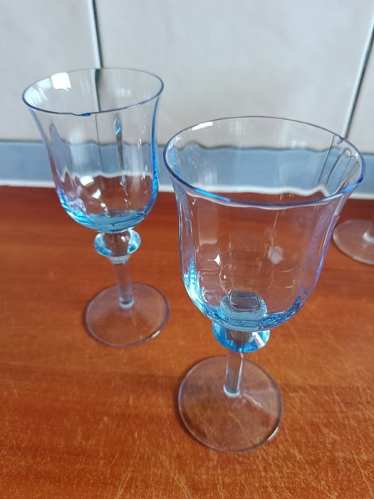 Niebieskie kieliszki do wina