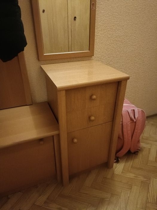 Тумбы,зеркало. Прихожая.