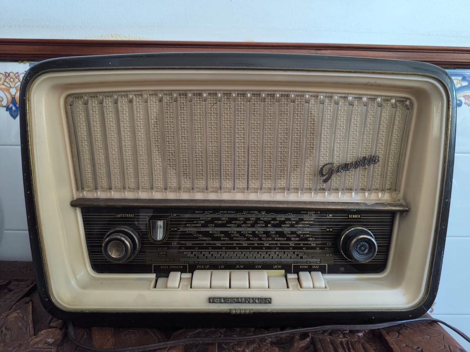Rádio Vintage a válvulas Telefunken Gawotte — a funcionar