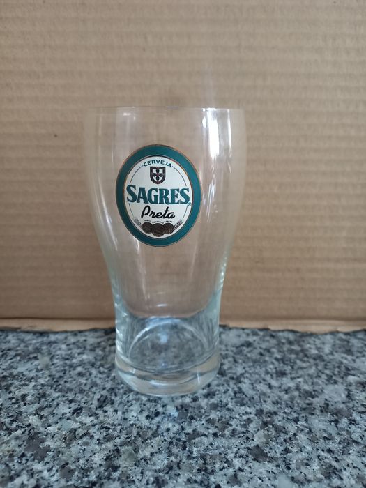 Copo. Cerveja.  Sagres. Preta