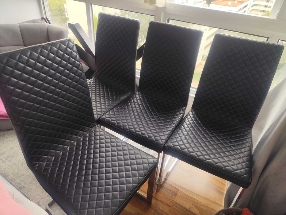 4 Cadeiras pretas