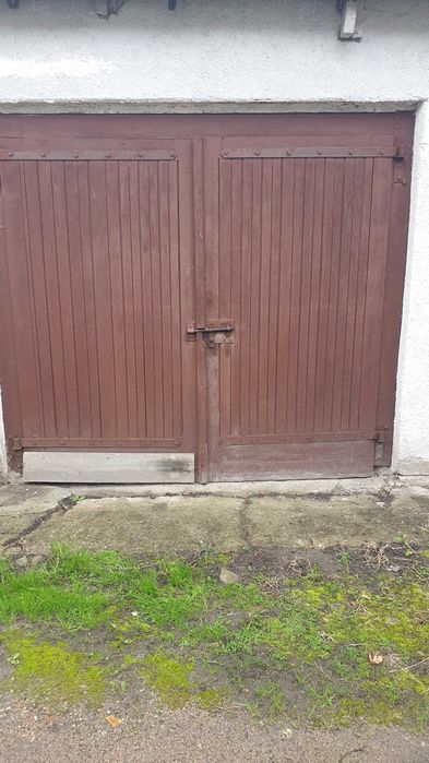Drewniane drzwi garażowe.