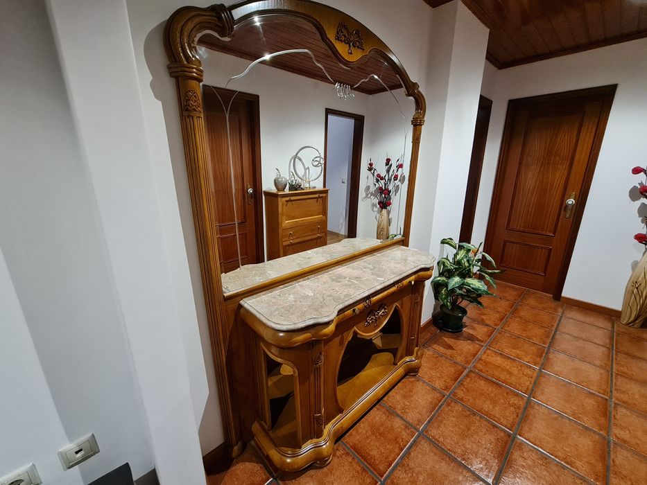 Móvel de Hall de Entrada / Aparador Clássico com Espelho e Tampo em Mármore