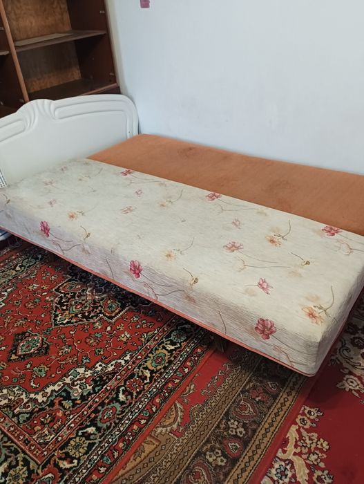 Кровать односпальная. Диван.