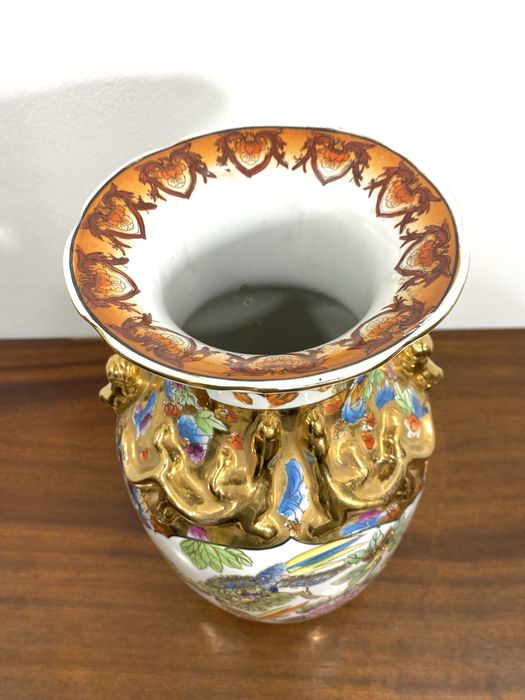 Jarra em porcelana chinesa.