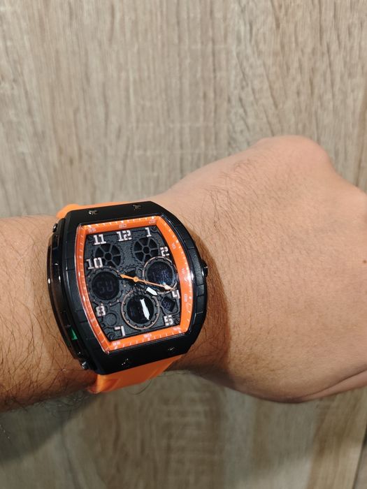 Relógio analógico e digital