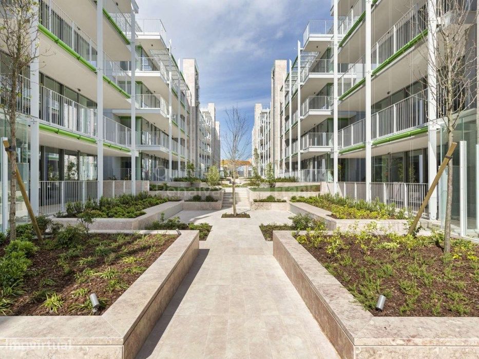 Apartamento T1 com varanda e estacionamento no Braço de Prata