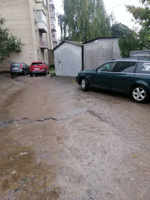 Металевий гараж, район ринку Урожай